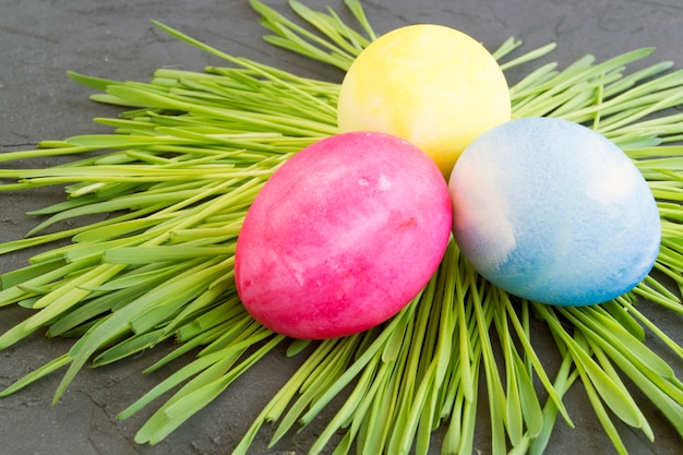 Ostern farbige Eier auf dem grauen Hintergrund.
