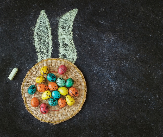 Ostern farbige Eier auf einem schwarzen Hintergrund