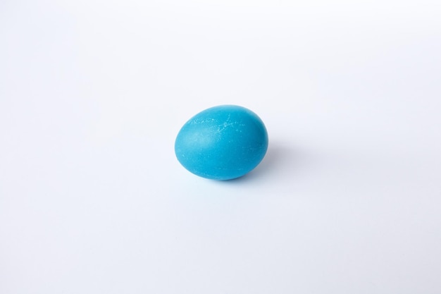 Ostern, Feiertage, Tradition, Stil und Minimalismus-Konzept - Blaues Osterei isoliert auf weißem Hintergrund