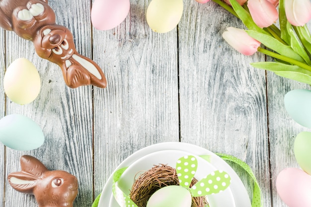 Ostern-Feiertagsgedeck mit Kaninchen und Eiern