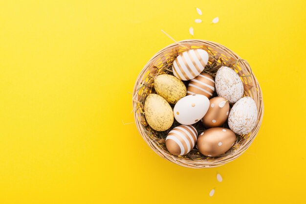 Ostern flache Lage der Eier im Nest