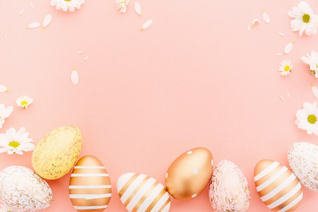 Ostern flache Lage Eier mit Blumen auf Rosa