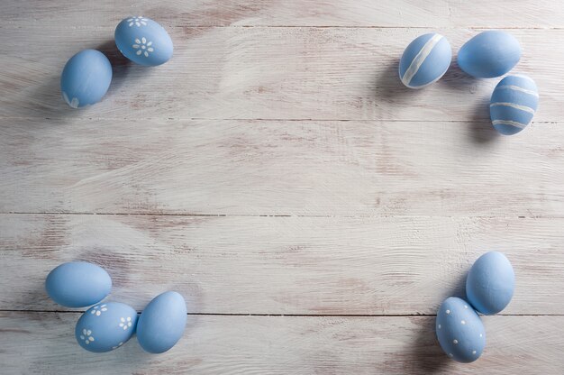 Foto ostern gemaltes ei auf rustikalem holztisch, draufsicht