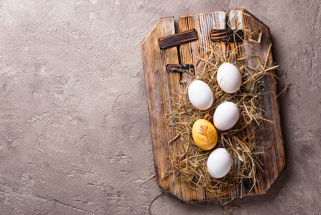 Ostern gemaltes goldenes Hühnerei