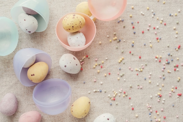 Ostern gesprenkelte Eier für Kinderhintergrund