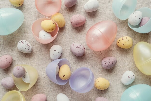 Ostern gesprenkelte Eier für Kinderhintergrund