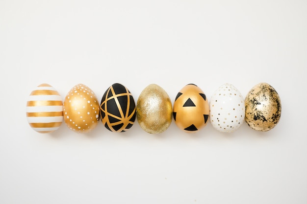 Ostern golden verzierte eier. minimales ostern-konzept.