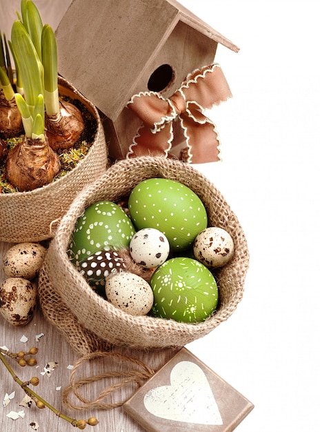 Ostern-Grenze mit Blumen, Eiern und Vogelhaus, Textraum