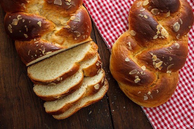 Ostern griechischer Tsoureki Zopf süßes Brot Brioche auf Holz