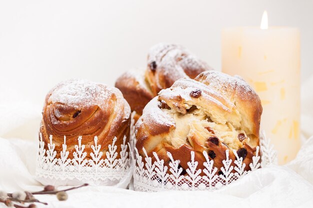 Ostern hausgemachte Kuchen Kraffin mit Puderzucker.