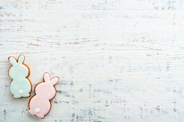 Ostern hausgemachte Lebkuchen Kaninchen Karotten Hühner und Eier Zuckerguss Kekse Festliches Feiertagskonzept für süße Speisen Osterbacken oder Dekorationsidee Urlaubskonzept mit weißem Hintergrund und Kopierbereich