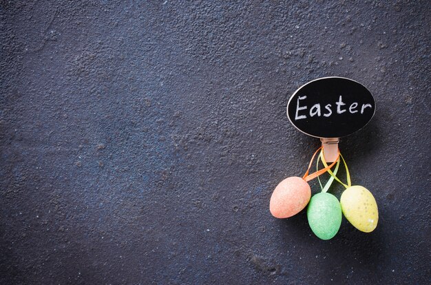 Ostern-Hintergrund mit dekorativen Eiern und Aufschrift Ostern.