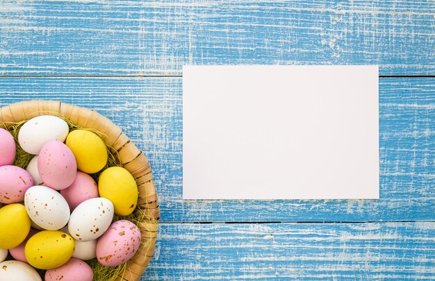 Ostern-Hintergrund mit Schokolade-Eiern und einem leeren Papier-Flach-Copy-Raum