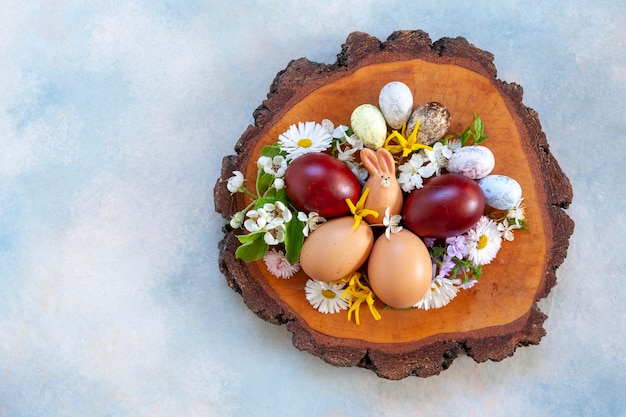 Ostern Hintergrunddekoration Ostereier Hase fugurine und Frühlingsblumen Draufsicht Nahaufnahme flach liegend