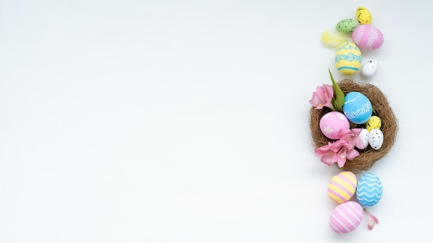 Ostern-Hintergrundfeiertagszusammensetzung gemalte Eier