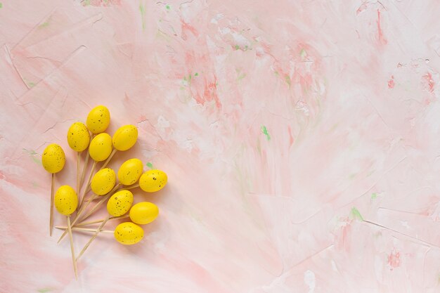 Ostern Holzstäbchen für Fingerfood auf einem Rosa