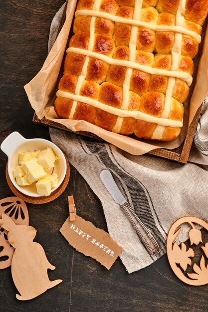 Ostern Hot Cross Brötchen. Traditionelles Frühstück und Osterbacken