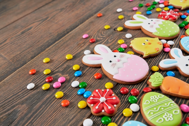 Ostern Ingwerplätzchen lokalisiert auf Holztisch.