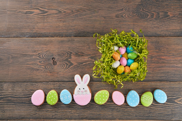 Ostern Ingwerplätzchen und Eier im Nest.