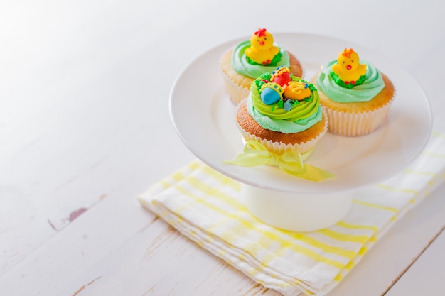 Ostern-kleine Kuchen auf weißer hölzerner Tabelle