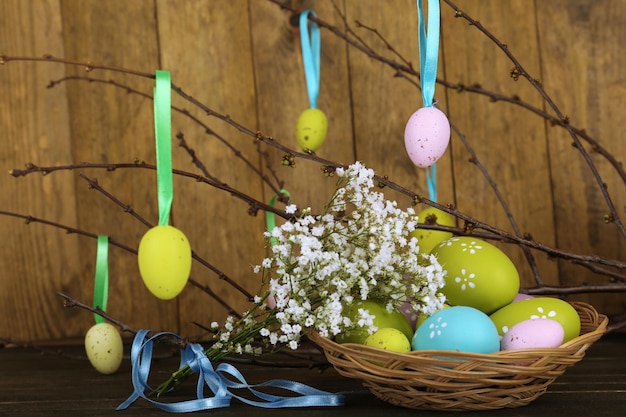 Ostern-Komposition mit Eizweigen auf Holzhintergrund