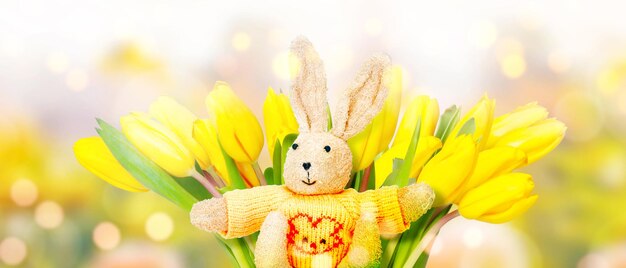 Ostern-Komposition mit Kaninchen Festliche Dekoration Frohe Ostern