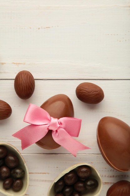 Ostern-Komposition mit Schokoladeneiern auf Draufsicht des weißen Hintergrundes