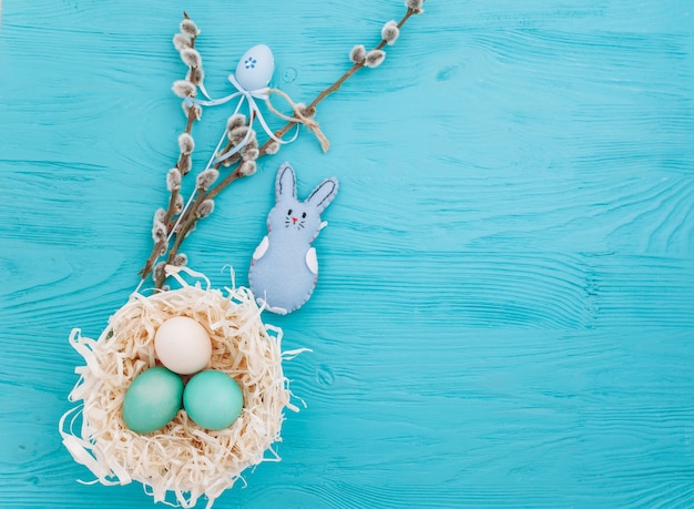 Ostern-Konzept. Grußkarte, Eier und Geschenk auf einem blauen Hintergrund