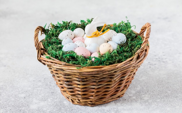 Ostern-Konzept Hase in einem Korb mit Ostern gefärbten Eiern.