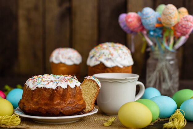 Ostern-Kuchen auf einem braunen Holztisch.