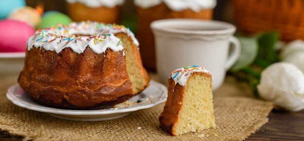 Ostern-Kuchen auf einem braunen Holztisch.