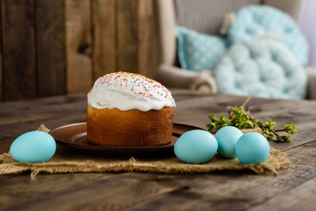 Ostern, Kuchen, Eier, Urlaub. Ostern-Kuchen und bunte Eier auf einem dunklen Hintergrund