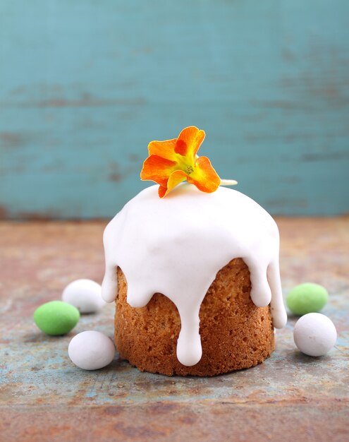 Ostern-Kuchen, Schokoladeneier auf einem hölzernen Hintergrund.