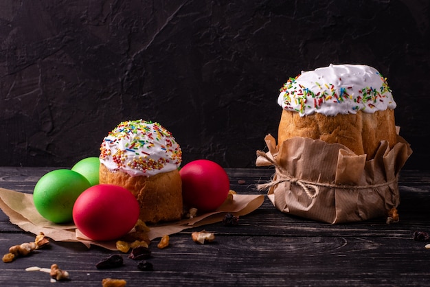 Ostern-Kuchen und bunte Eier auf einem dunklen Hintergrund