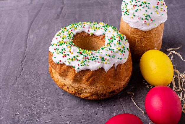 Ostern-Kuchen und bunte Eier auf einem dunklen Hintergrund