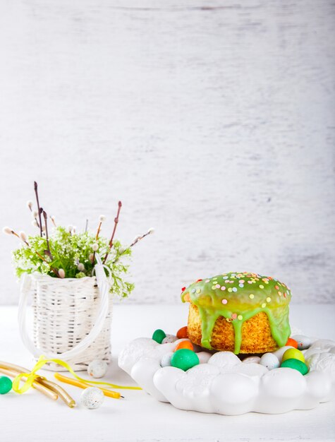 Ostern-Kuchen und bunte Eier traditionelle Feiertagstabelle