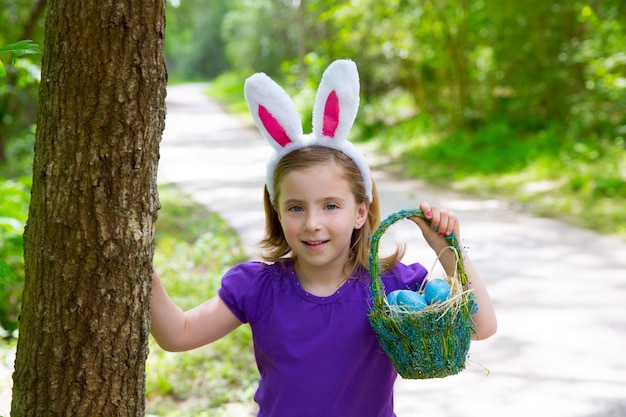 Ostern-Mädchen mit Eikorb und den lustigen Häschenohren