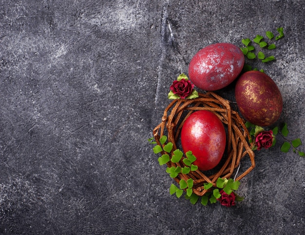 Ostern malte rote Eier auf Nest