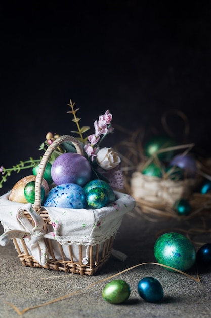 Ostern mit gemalten Ostereiern im Weinlesestil über Dunkelheit
