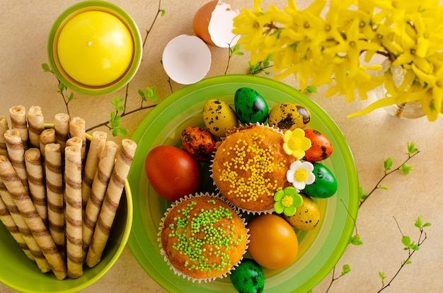 Ostern Muffins dekoriert mit Streuseln, farbigen Ostereiern Wachtel