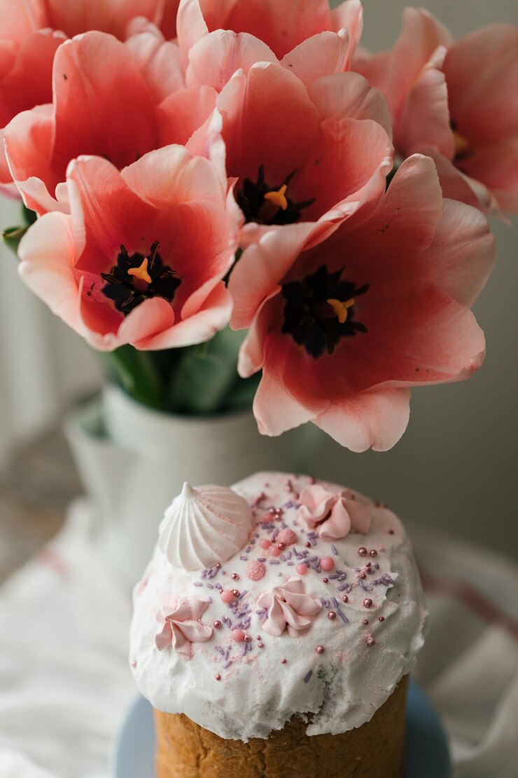 Foto ostern panettone nahaufnahme foto. nahaufnahmefoto der rosa tulpen. osterdekorationen