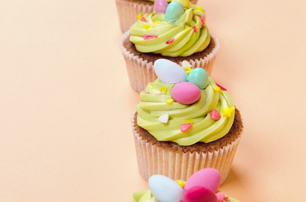 Ostern pistazien cupcake mit dekorationen