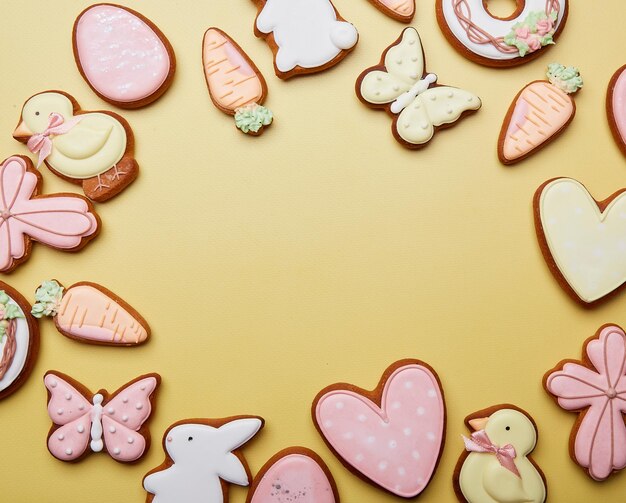 Ostern-Plätzchen-Hintergrund Gebackene glasierte Karotten-Kaninchen-Eier mit Kopienraum in der Mitte Ostern