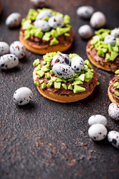 Ostern-Plätzchen in Form des Nestes mit Eiern