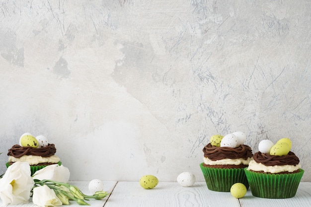 Ostern Schokoladen Cupcakes mit Nest und Süßigkeiten Eier verziert.