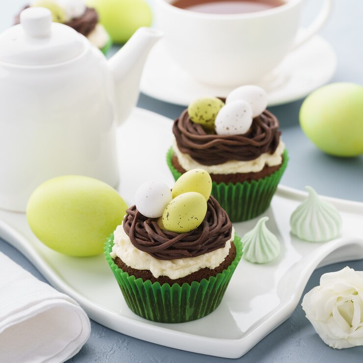 Ostern Schokoladen Cupcakes mit Nest und Süßigkeiten Eier verziert.