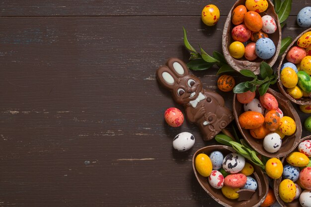 Ostern Schokoladeneier und Hase auf Holztisch