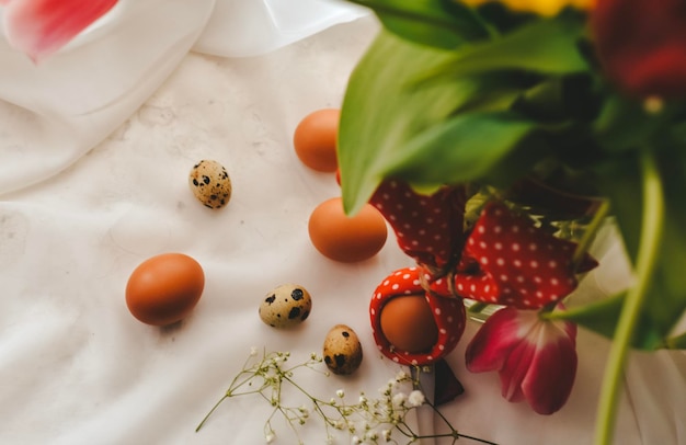 Ostern-Stillleben mit Eiern und Tulpen