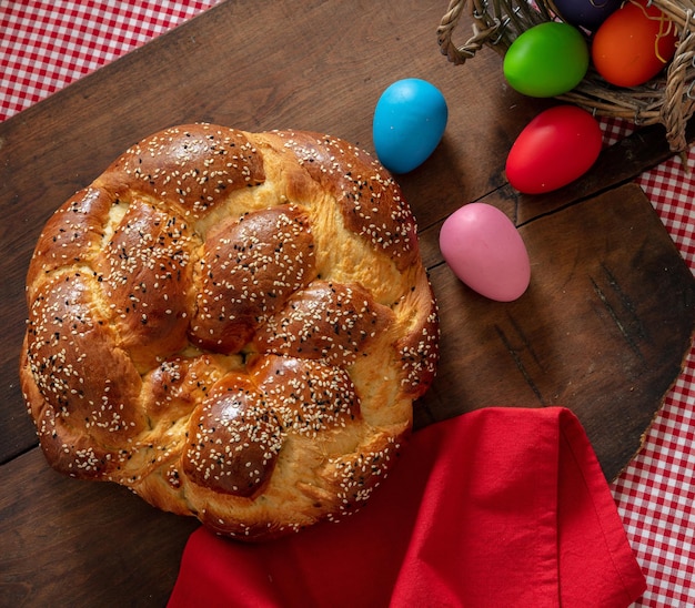 Ostern süßes Brot griechischer Tsoureki-Brioche-Zopf oben