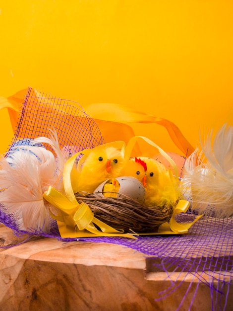 Ostern Zusammensetzung bunte Eier Huhn in Nestfarbe Feder